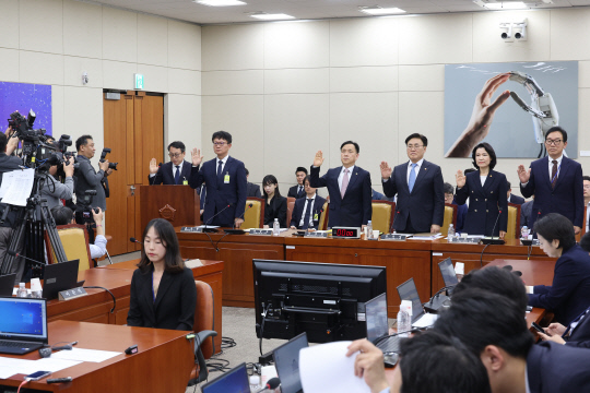 8일 국회 과학기술정보방송통신위원회 전체회의에서 열린 SK텔레콤 유심 해킹 사건 청문회에서 유영상 SK텔레콤 대표이사 등이 증인선서를 하고 있다. 연합뉴스